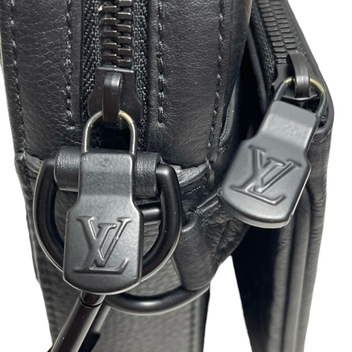Crossbody Luxury Designer By Louis Vuitton, Size: Medium