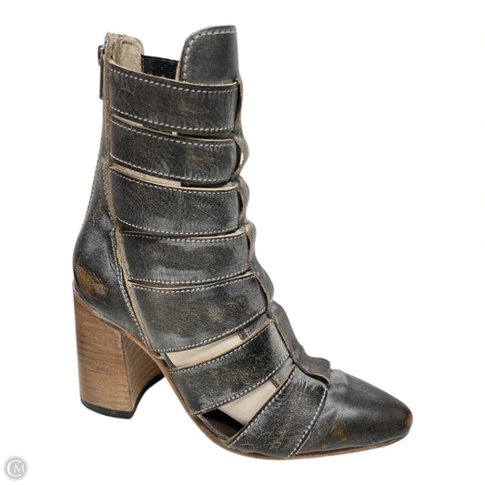 Boots Ankle Heels By FREEBIRD In Grey & Tan, Size: 6