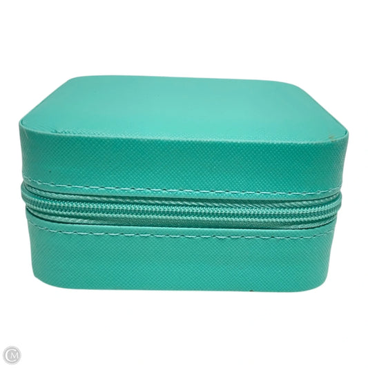 Jewelry Case By Clothes Mentor, Size: Medium