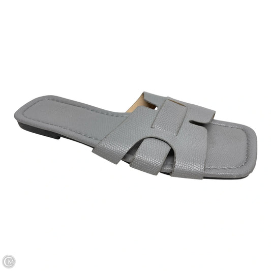 Sandals Flats By Clothes Mentor In Grey, Size: 8.5