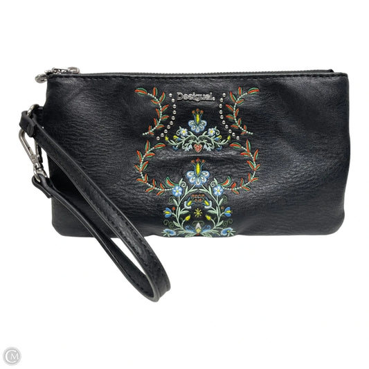 Wristlet By Desigual, Size: Medium