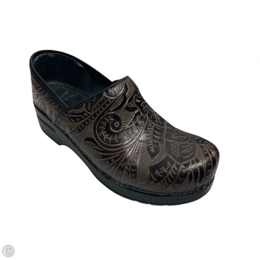 Shoes Flats By Dansko In Brown, Size: 7.5