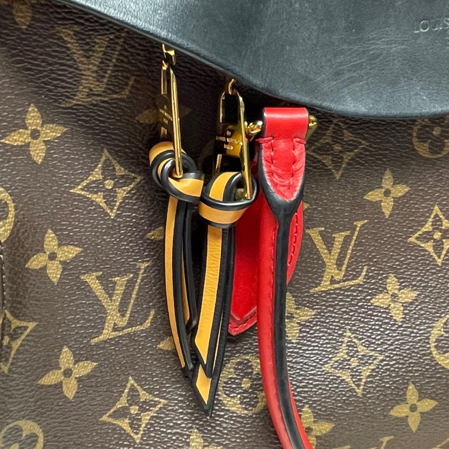 Crossbody Luxury Designer By Louis Vuitton, Size: Large